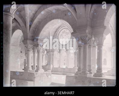 Una stampa in gelatina d'argento registra la galleria est del chiostro dell'Abbaye Sainte-Marie de Fontfroide a Bizanet, in Francia, nel 1948. La fotografia documenta la forma architettonica della galleria monastica e conserva i dettagli della struttura del chiostro. Foto Stock