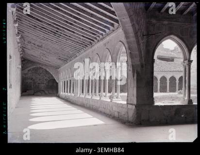 Marcel Maillard fotografò la galleria est del chiostro presso l'Abbaye de Saint-Hilaire a Saint-Hilaire, Aude, Francia, nel 1951, documentando la galleria monastica e la disposizione architettonica. Foto Stock
