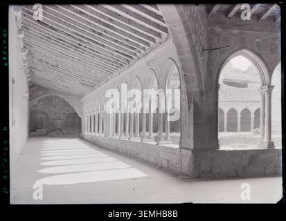 Marcel Maillard fotografò la galleria est del chiostro dell'Abbaye de Saint-Hilaire nel 1951. La stampa in gelatina d'argento registra i dettagli architettonici e la struttura della galleria del monastero di Aude. Foto Stock