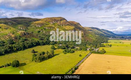 Vista panoramica delle Ochil Hills in Scozia, con lussureggianti pendii verdi, terreno accidentato e paesaggio ondulato. Foto Stock