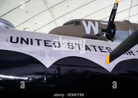 Contrassegni USAF sulla fusoliera nera dell'aeromobile con aereo da trasporto marrone della seconda guerra mondiale recante il codice "W" visibile dietro, Duxford Foto Stock