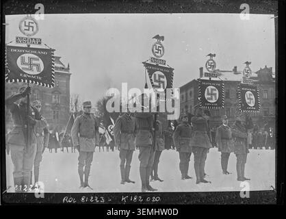 La presentazione degli standard di Hitler avviene a Monaco di Baviera nel 1922 durante un evento cerimoniale nazista, registrato da Agence Rol, che mostra riti militari e pratiche cerimoniali dei nazionalsocialisti in Baviera. Foto Stock
