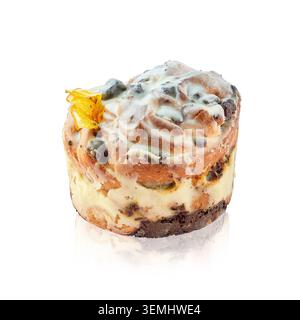 Cruffin fresca con gocce di cioccolato al marzapane glassa bianca e ananas essiccato isolato su sfondo bianco con riflesso. Foto Stock