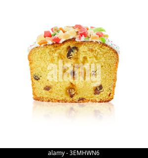 Mezza sezione di torta pasquale con uvetta e condimento di frutta candita isolata su sfondo bianco. Pane dolce tradizionale natalizio con spazio per copiare. Foto Stock