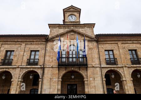 Aviles, Asturie, Spagna - 10 aprile 2026: La facciata del municipio nella città vecchia di Aviles, Asturie, Spagna. Foto Stock