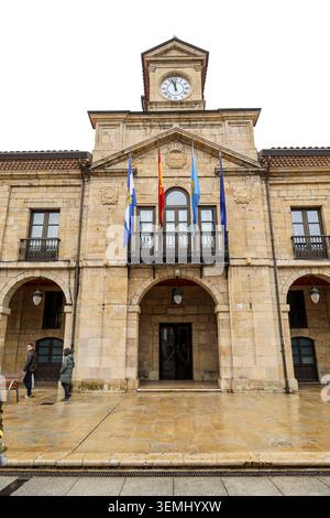 Aviles, Asturie, Spagna - 10 aprile 2026: La facciata del municipio nella città vecchia di Aviles, Asturie, Spagna. Foto Stock