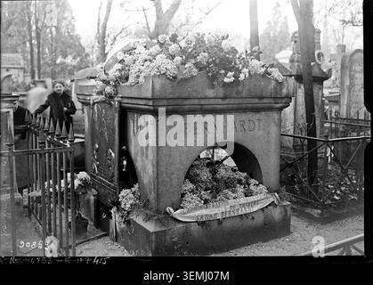 Le corone floreali riposano sulla tomba di Sarah Bernhardt al cimitero Père-Lachaise di Parigi il 26 marzo 1924 durante una commemorazione che segna l'anniversario della sua morte. Foto Stock