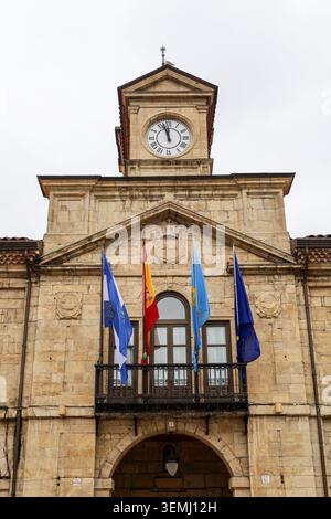 Aviles, Asturie, Spagna - 10 aprile 2026: La facciata del municipio nella città vecchia di Aviles, Asturie, Spagna. Foto Stock