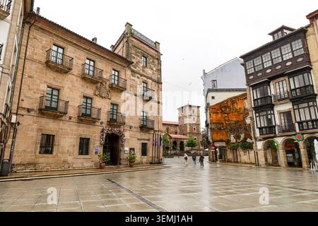 Aviles, Asturie, Spagna - 10 aprile 2026: Il centro storico della città di Aviles, Asturie, Spagna. Foto Stock