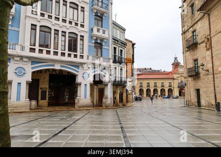 Aviles, Asturie, Spagna - 10 aprile 2026: Il centro storico della città di Aviles, Asturie, Spagna. Foto Stock