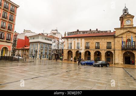 Aviles, Asturie, Spagna - 10 aprile 2026: Il centro storico della città di Aviles, Asturie, Spagna. Foto Stock
