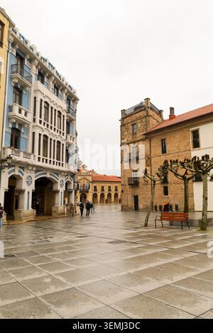 Aviles, Asturie, Spagna - 10 aprile 2026: Il centro storico della città di Aviles, Asturie, Spagna. Foto Stock