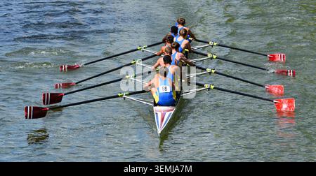 Squadra di canottaggio Mens Eights sul fiume Foto Stock