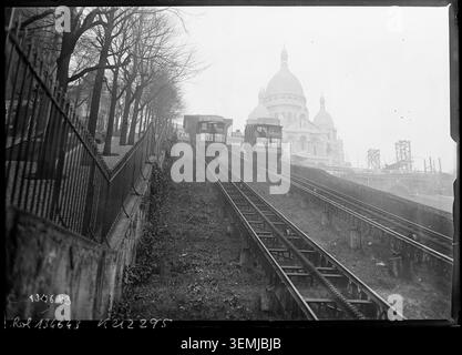 Agence Rol fotografò la funicolare di Montmartre a Parigi nel 1929. La fotografia della stampa registra una funicolare che opera all'interno del quartiere di Montmartre e documenta le infrastrutture di trasporto urbano durante il periodo tra le due guerre. Foto Stock