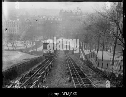 Agence Rol fotografò la funicolare di Montmartre a Parigi nel 1929. La fotografia della stampa registra la funicolare all'interno del quartiere di Montmartre e documenta una componente della rete di trasporti della città durante gli anni tra le due guerre. Foto Stock