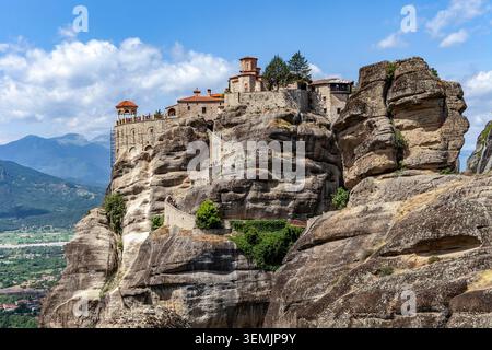 Monastero di Varlaam, arroccato sulle formazioni rocciose di Meteora, Grecia Foto Stock