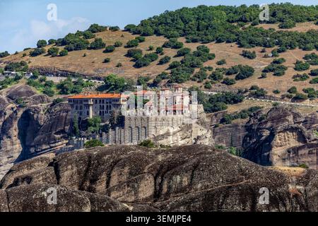 Monastero di Varlaam, arroccato sulle formazioni rocciose di Meteora, Grecia Foto Stock