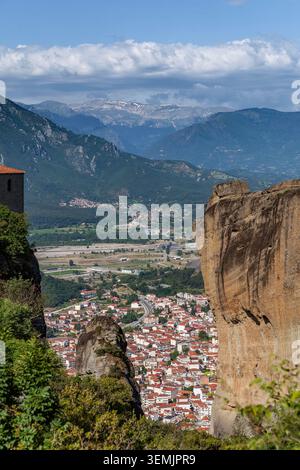 Vista dal monastero di Santo Stefano, arroccato sulle formazioni rocciose di Meteora, sopra Kalambaka, Grecia Foto Stock