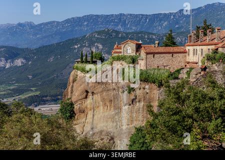 Monastero di Santo Stefano arroccato sulle formazioni rocciose di Meteora, Grecia Foto Stock