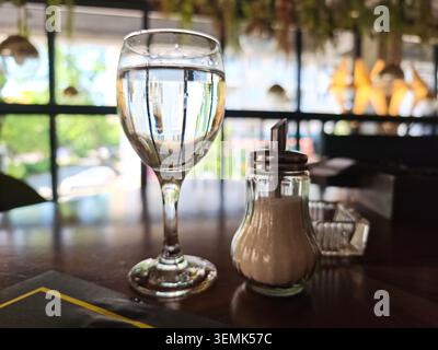 Serbia Kragujevac 05.06.2026 Water Glass Restaurant Table Soft bokeh Foto Stock