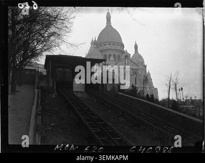 Una fotografia di Agence Mondial riporta la funicolare e la basilica del Sacro Cœur a Parigi nel 1932. L'immagine combina il collegamento con i mezzi di trasporto e il punto di riferimento religioso di Montmartre in una vista documentata della città. Foto Stock