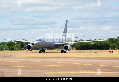 RNLAF Airbus A330 MRTT arriva a RAF Fairford per RIAT 2025. Credit JTW Aviation Images / Alamy. Foto Stock