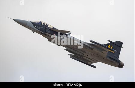 SAAB JAS-39E Gripen prova alla RAF Fairford per RIAT 2025. Credit JTW Aviation Images / Alamy. Foto Stock
