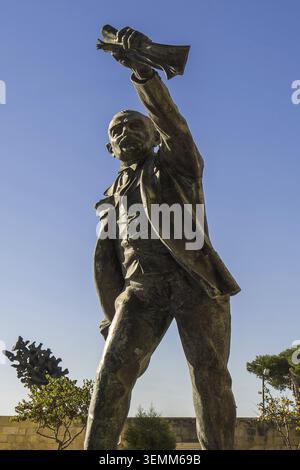 Malta? La Valletta, monumento a Dom Mintoff Foto Stock