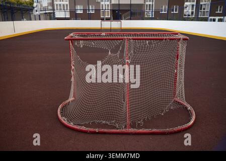Rete porta rotta sul campo di calcio del villaggio con il cielo sullo sfondo Foto Stock