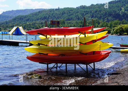 Paseos en kayak con multe recreativos en las orillas del lago Calafquen, en la ciudad de Coñaripe. Foto Stock
