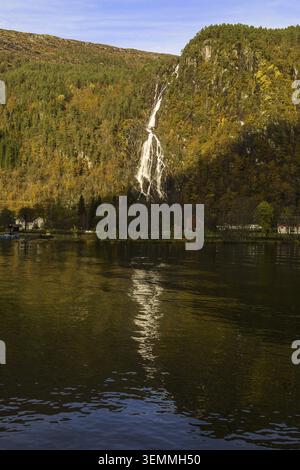 Norvegia Modalen, cascata Kvernhusfossen al fiordo di Mostraumen Foto Stock