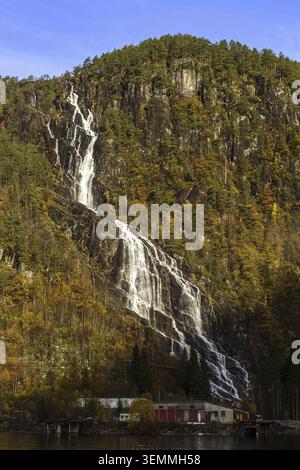 Norvegia Modalen, cascata Kvernhusfossen al fiordo di Mostraumen Foto Stock