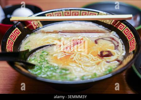 Tokyo, Giappone – 30 agosto 2025: Primo piano di tonkotsu ramen servito in un ristorante Ichiran a Shibuya, con carne di maiale affettata, noodles, cipolle verdi Foto Stock