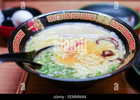 Tokyo, Giappone – 30 agosto 2025: Primo piano di tonkotsu ramen servito in un ristorante Ichiran a Shibuya, con carne di maiale affettata, noodles, cipolle verdi Foto Stock