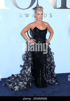 New York, Stati Uniti. 7 giugno 2026. Pink partecipa al 79° Tony Awards annuale tenutosi al radio City Music Hall il 7 giugno 2026 a New York, NY © Steven Bergman/AFF-USA.COM Credit: AFF/Alamy Live News Foto Stock