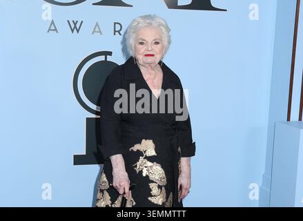New York, Stati Uniti. 7 giugno 2026. June Squibb partecipa al 79° Tony Awards annuale tenutosi al radio City Music Hall il 7 giugno 2026 a New York, NY © Steven Bergman/AFF-USA.COM Credit: AFF/Alamy Live News Foto Stock