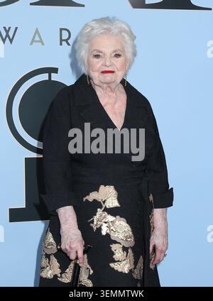 New York, Stati Uniti. 7 giugno 2026. June Squibb partecipa al 79° Tony Awards annuale tenutosi al radio City Music Hall il 7 giugno 2026 a New York, NY © Steven Bergman/AFF-USA.COM Credit: AFF/Alamy Live News Foto Stock