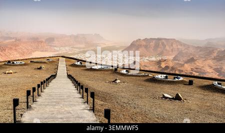 Un'ampia vista panoramica della valle di al-Ula e delle montagne circostanti dalla piattaforma di osservazione di Harrat Viewpoint in Arabia Saudita Foto Stock