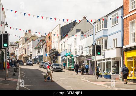 Gente che cammina in Broad Street, nel centro di Lyme Regis, nel Dorset Foto Stock