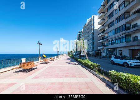 Sliema, Malta - 16 maggio 2025: La passeggiata di Sliema, un centro chiave per il turismo e la vita sul lungomare, si estende lungo la costa con panchine, vista sul mare, AN Foto Stock