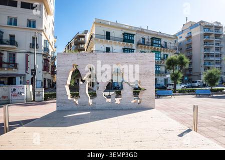 Sliema, Malta - 16 maggio 2025: La scultura in travertino White Shadows, disegnata da Richard England nel 2002, si erge sulla Sliema-St La passeggiata di Julian Foto Stock