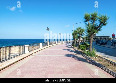Sliema, Malta - 16 maggio 2025: La passeggiata di Sliema, una passeggiata panoramica sul mare lungo la costa di Malta, offre vedute tranquille del Mar Mediterraneo, linea Foto Stock