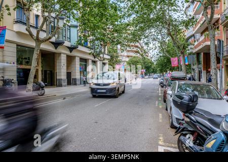 Barcellona, scena urbana con traffico e auto parcheggiate, quartiere residenziale Foto Stock