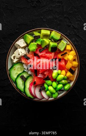 Ciotola vegana con pompelmo, avocado, mango, edamame e cetriolo Foto Stock