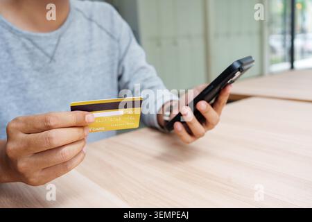Carta di credito utilizzata per il pagamento sicuro degli acquisti online e per dispositivi mobili Foto Stock