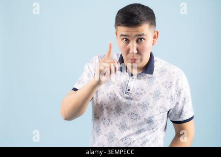 Giovane che punta il dito per avere un'idea o un avvertimento Foto Stock