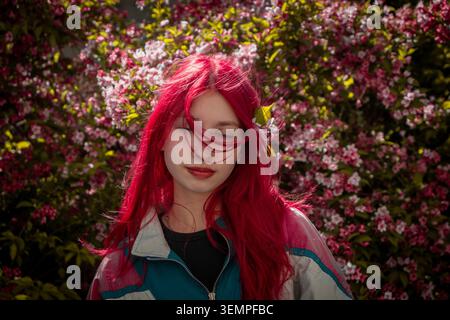 Giovane donna con capelli rossi brillanti e occhi chiusi Foto Stock