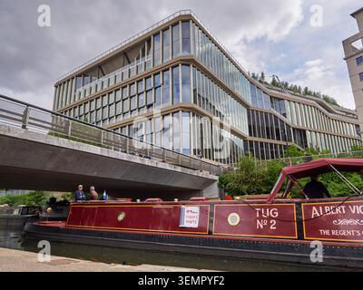Una barca stretta ormeggiata sul Regent's Canal di fronte a Google King's Cross Foto Stock