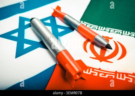 Raketen auf den Fahnen von Israel und Iran, Israel-Iran-Krieg Hamburg Deutschland ** NUR für REDAKTIONELLE ZWECKE ** SOLO PER USO EDITORIALE ** *** Rockets on the Flags of Israel and Iran, Israel Iran War Hamburg Hamburg Germany SOLO PER USO EDITORIALE Foto Stock