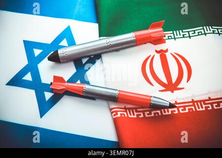 Raketen auf den Fahnen von Israel und Iran, Israel-Iran-Krieg Hamburg Deutschland ** NUR für REDAKTIONELLE ZWECKE ** SOLO PER USO EDITORIALE ** *** Rockets on the Flags of Israel and Iran, Israel Iran War Hamburg Hamburg Germany SOLO PER USO EDITORIALE Foto Stock